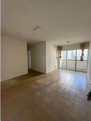 APARTAMENTO AMPLO, BEM VENTILADO E COM ÓTIMA LOCALIZAÇÃO - Foto 2