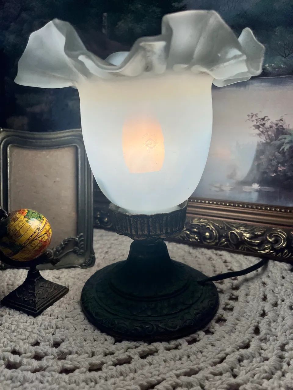 Abajur antigo com cúpula em opalina e base em bronze  - Foto 3