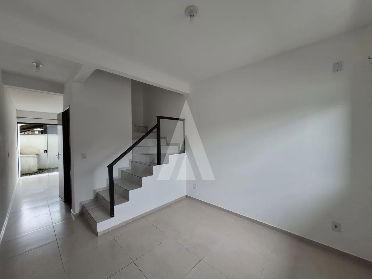 Casa geminada com 02 quartos no bairro Iririu. - Foto 2