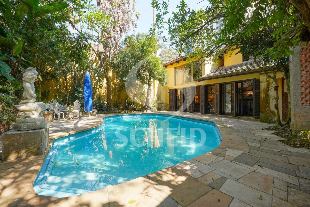 Casa com 4 Quartos e 6 banheiros à Venda