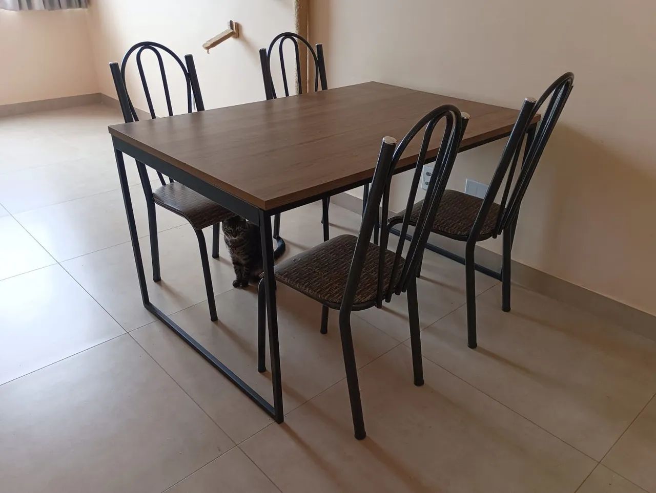 Mesa 4 lugares com 4 cadeiras