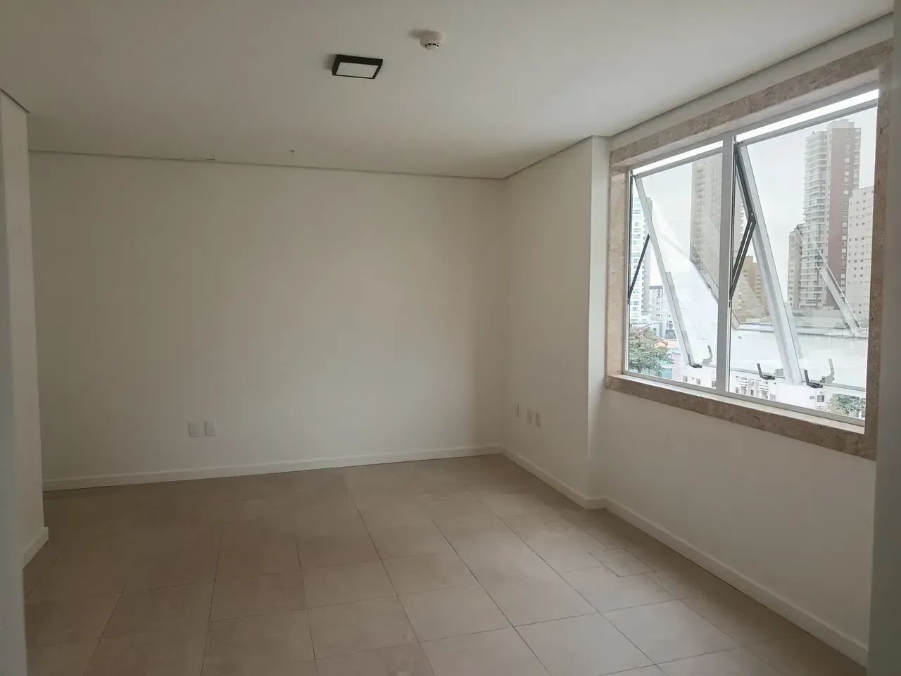 Sala comercial ed. Pasteur centro Itajaí - Foto 3