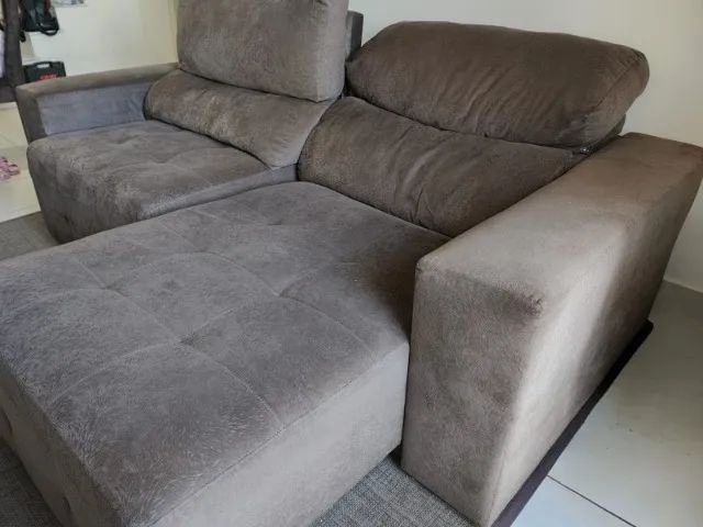 Sofá retrátil e reclinável, tecido suede marrom e  braços largos - Foto 2