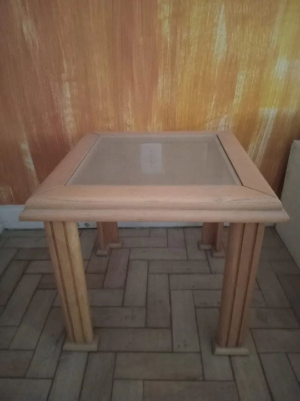 Mesa de Canto de Madeira com Tampo de Vidro
