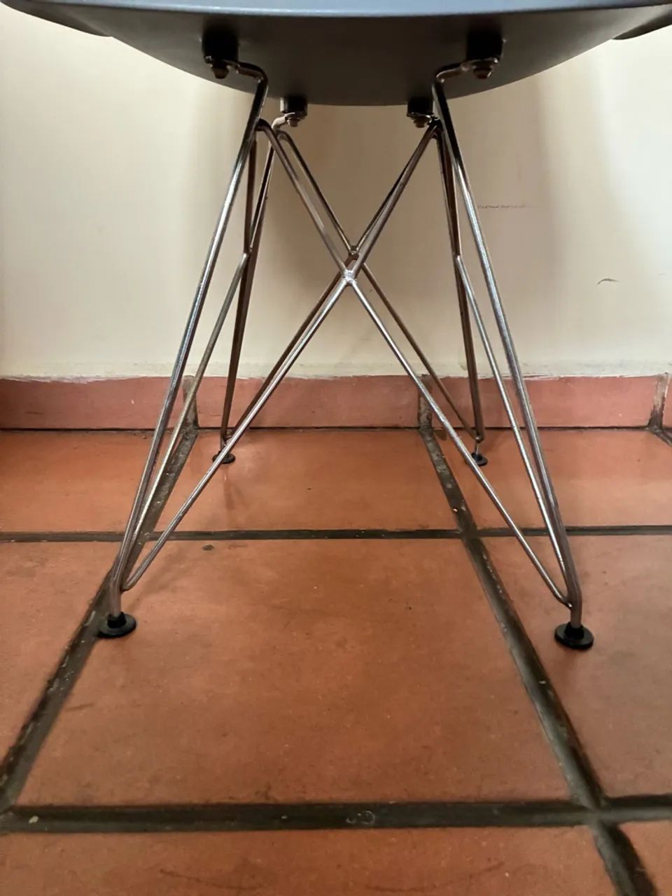 Kit com 4 Cadeiras de Plástico cinza - Foto 5