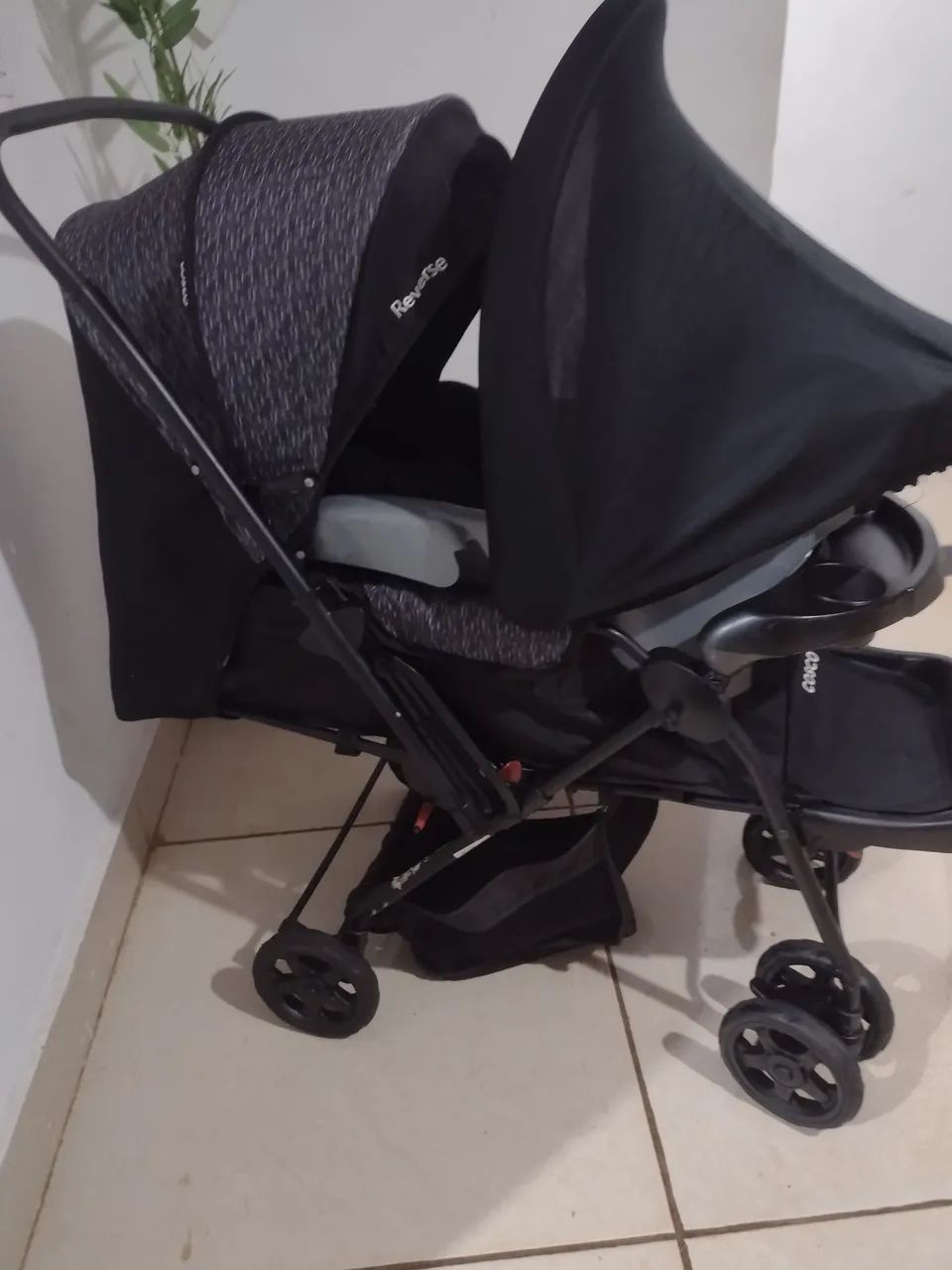 Carrinho com bebê conforto 