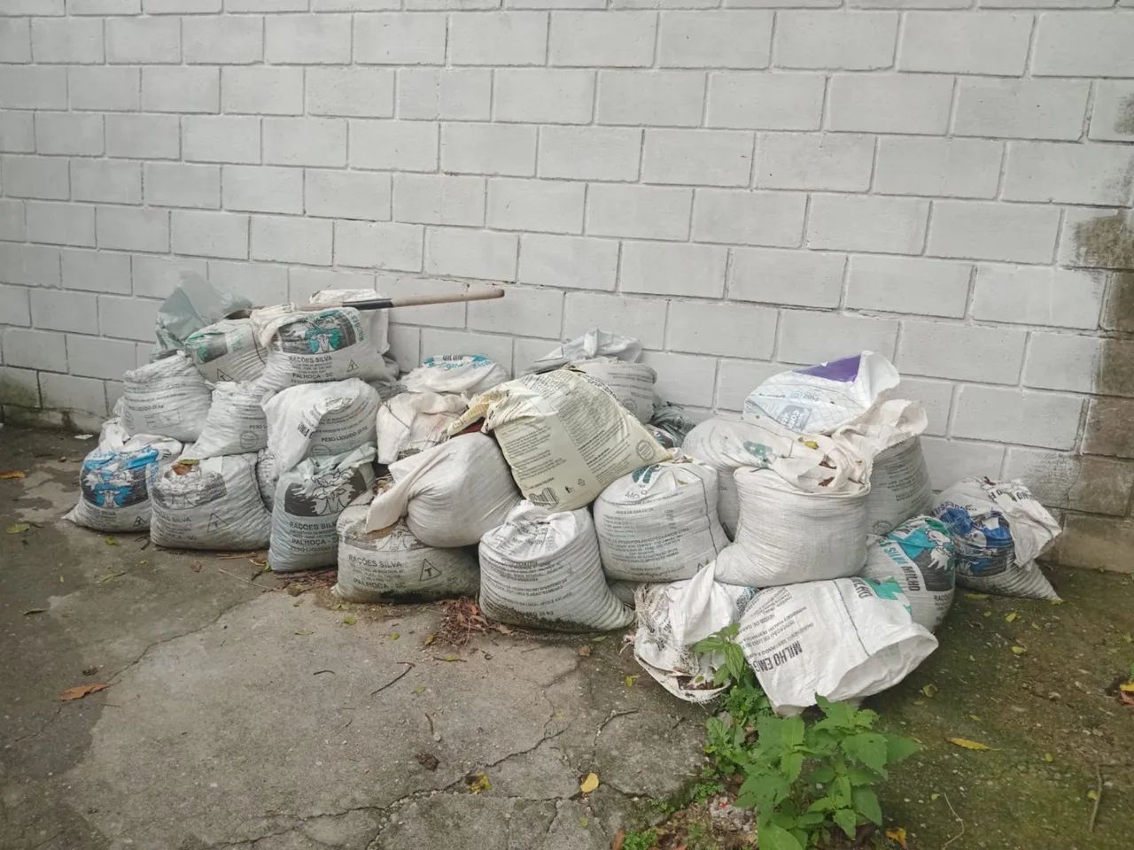 Doa-se sacos de brita