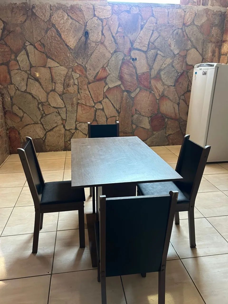 Mesa com 4 cadeiras 