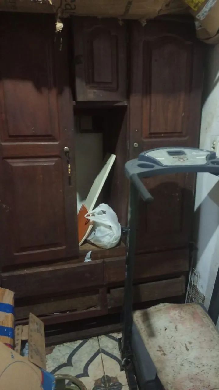 Guarda-roupa de madeira