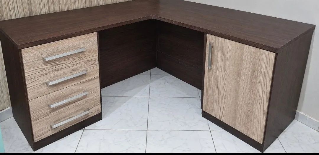 Vendo escrivaninha de canto, com gavetas e prateleiras.