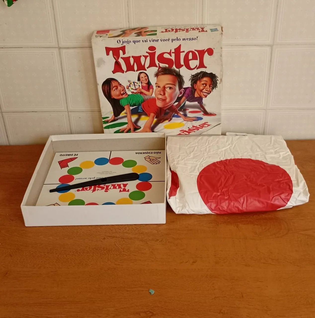 jogo de tabuleiro clássico Twister da marca Hasbro - Foto 3
