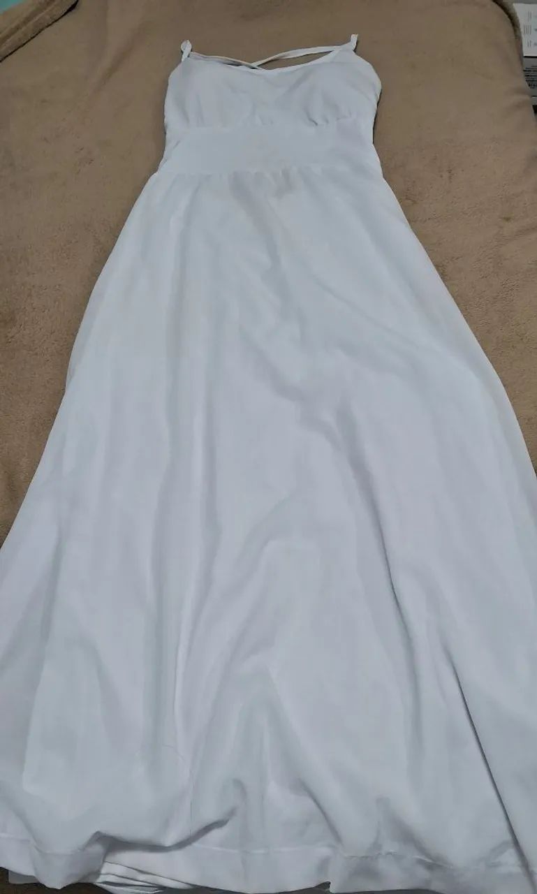 Vestido longo branco com abertura trançada nas costas 