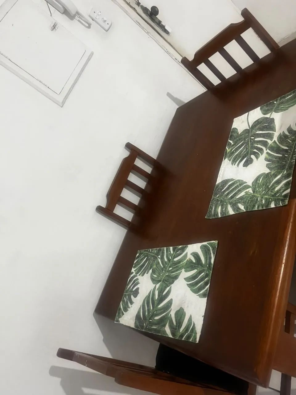 Mesa com quatro cadeiras de madeira - Foto 4