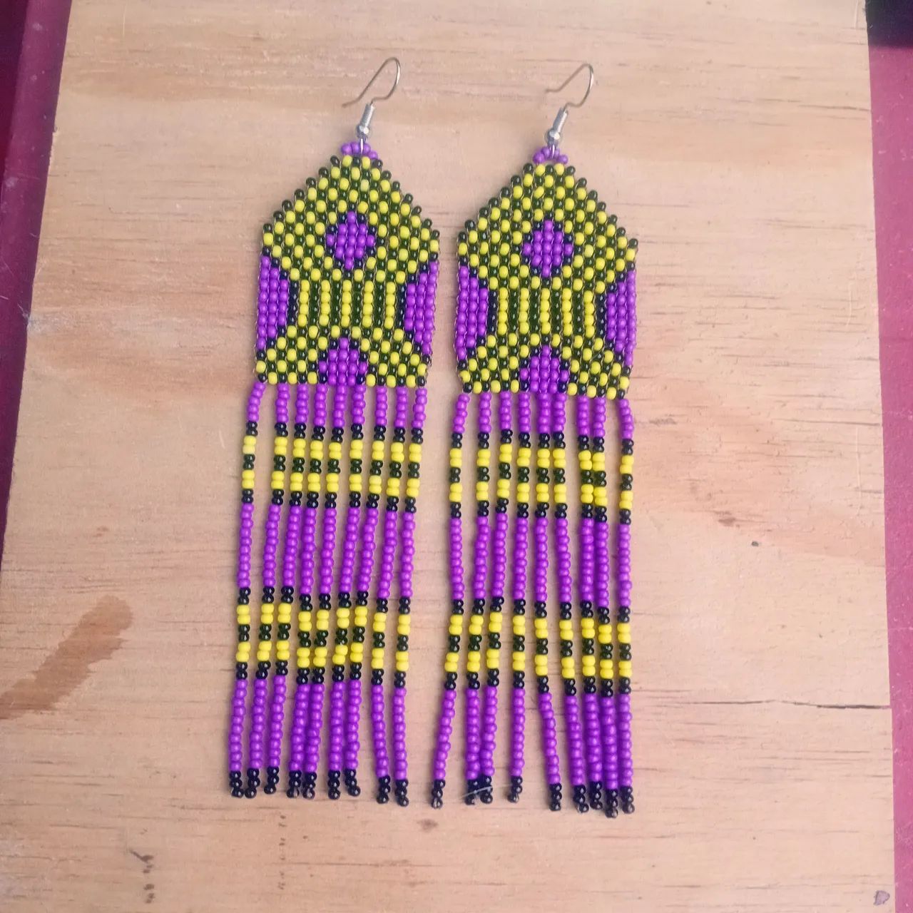Brinco roxo de miçangas 