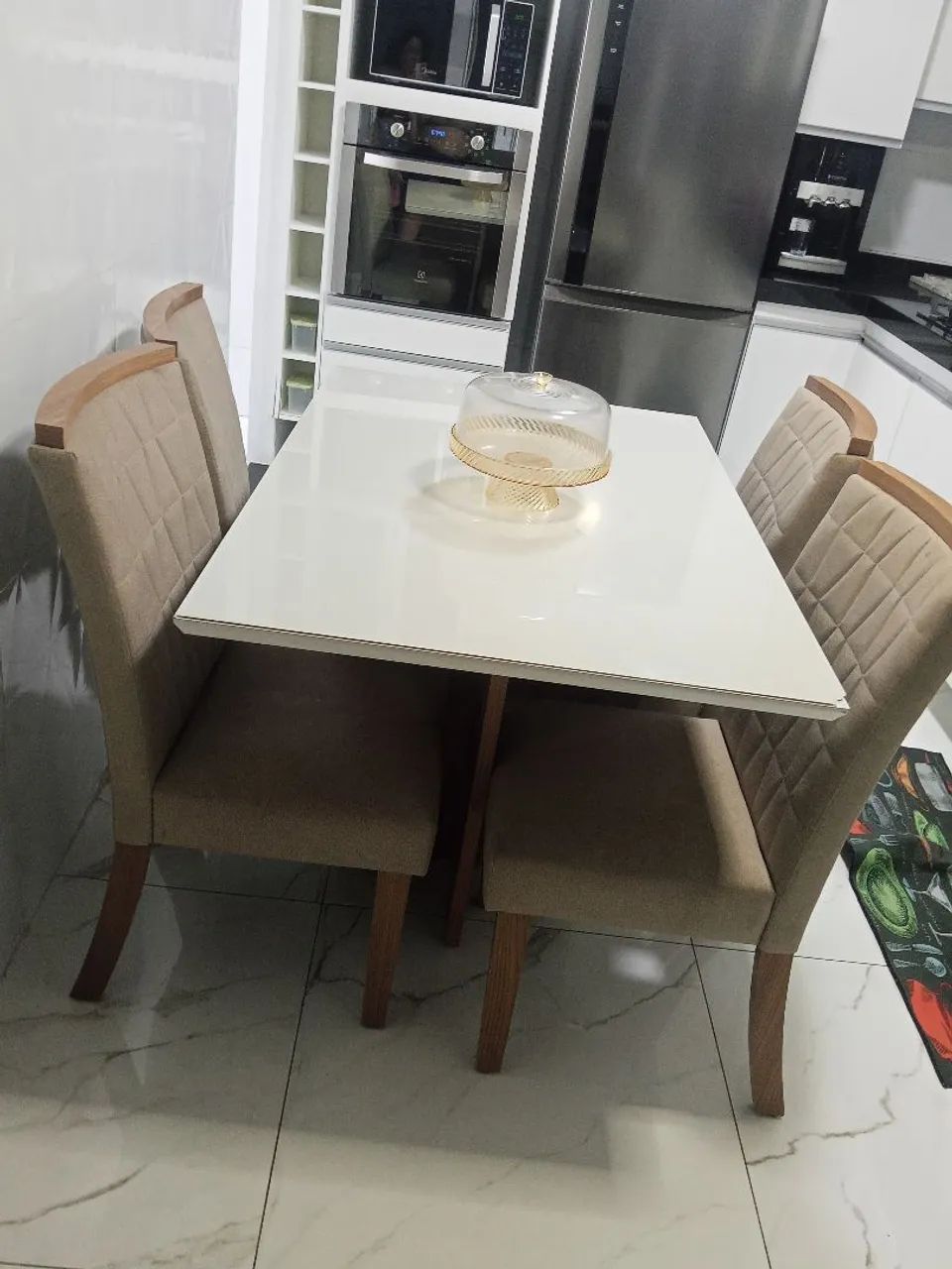 Mesa 4 cadeiras de madeira tampo de vidro