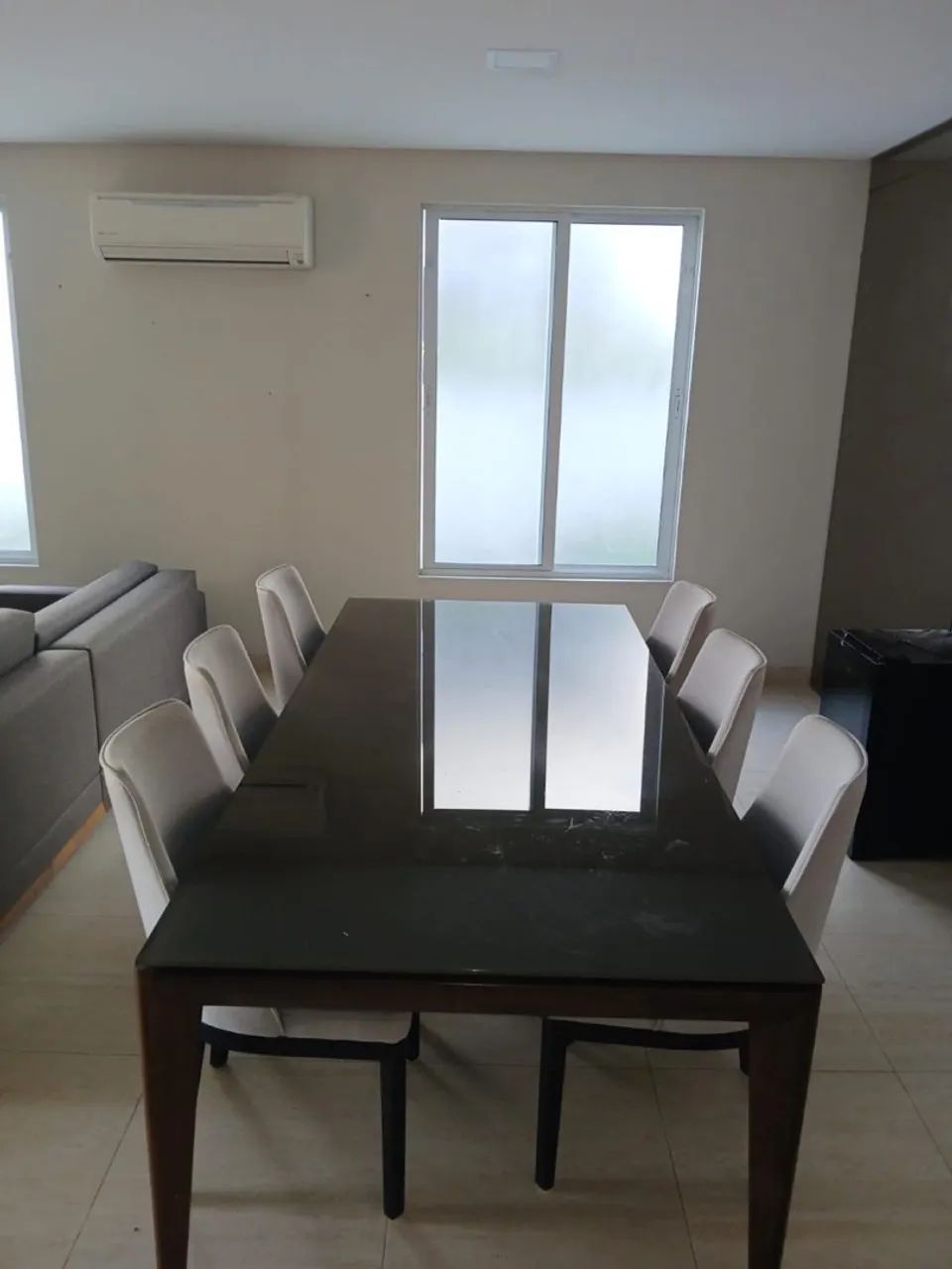 Mesa Saccaro muito linda e nova com 06 cadeiras 