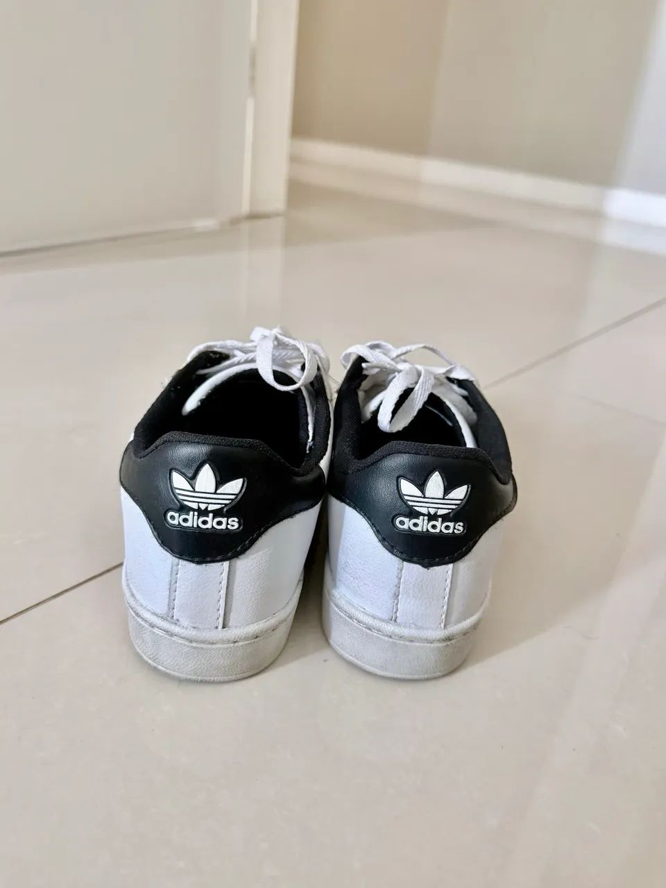 Tênis adidas Superstar branco e preto  - Foto 2