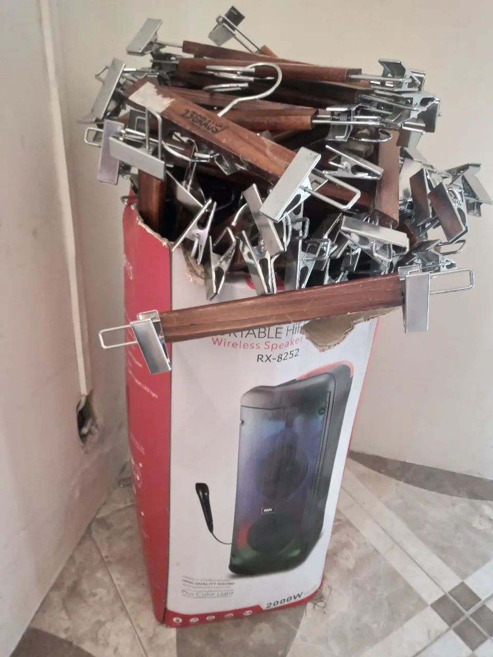 Vendo 130 cabides de madeira.R$2,50 cada