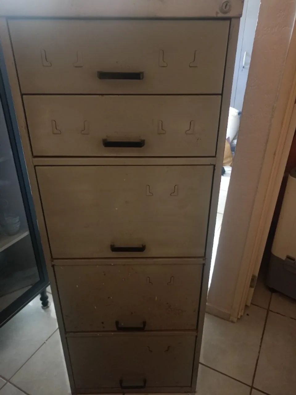 Armário de aço com 5 gavetas