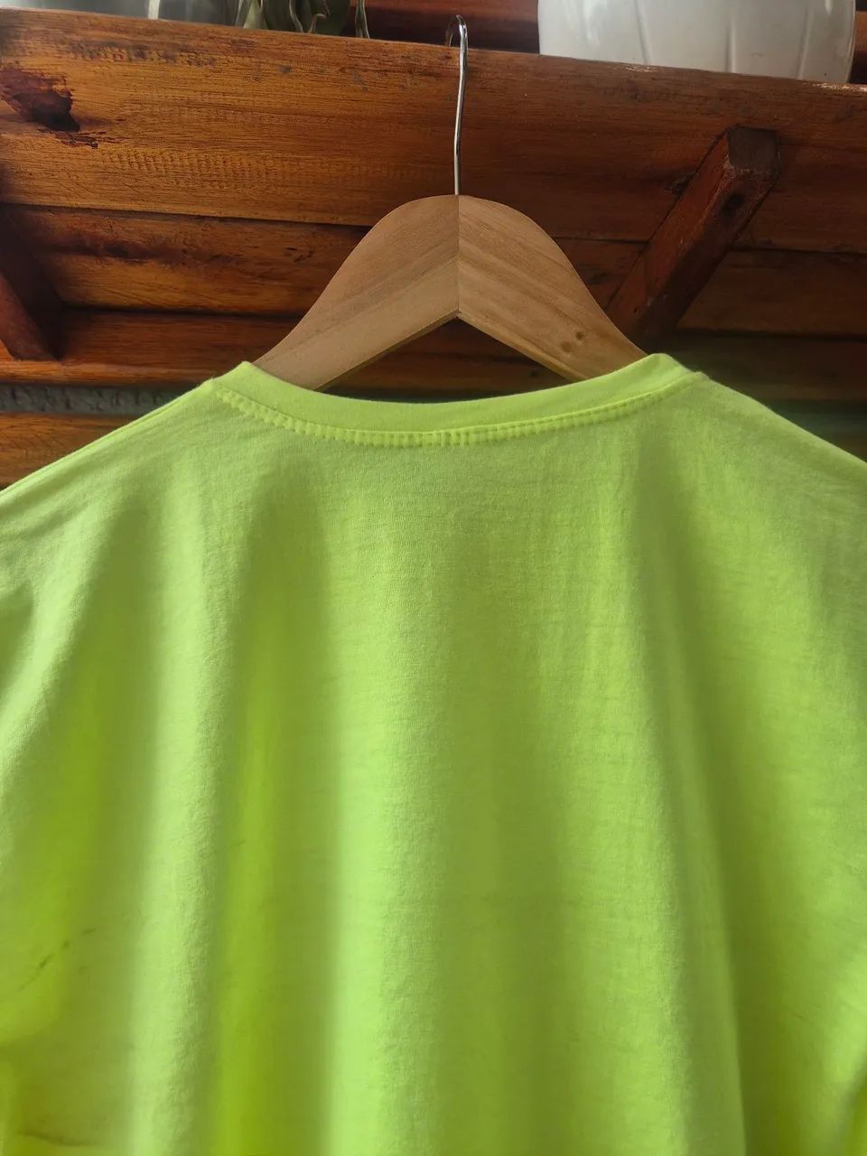 T-shirt néon super estilosa com estampa super  alegre  - Foto 5