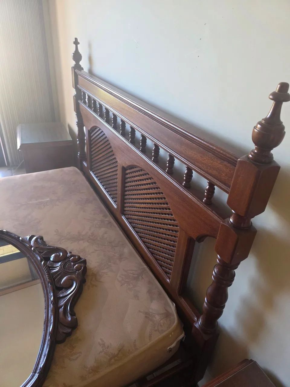 Cama de casal de madeira com colchão e mesas de cabeceira