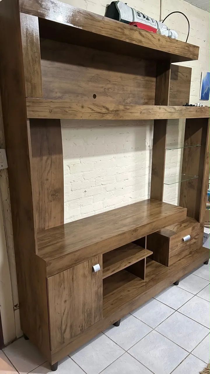 Estante/rack para TV em MDF amadeirado