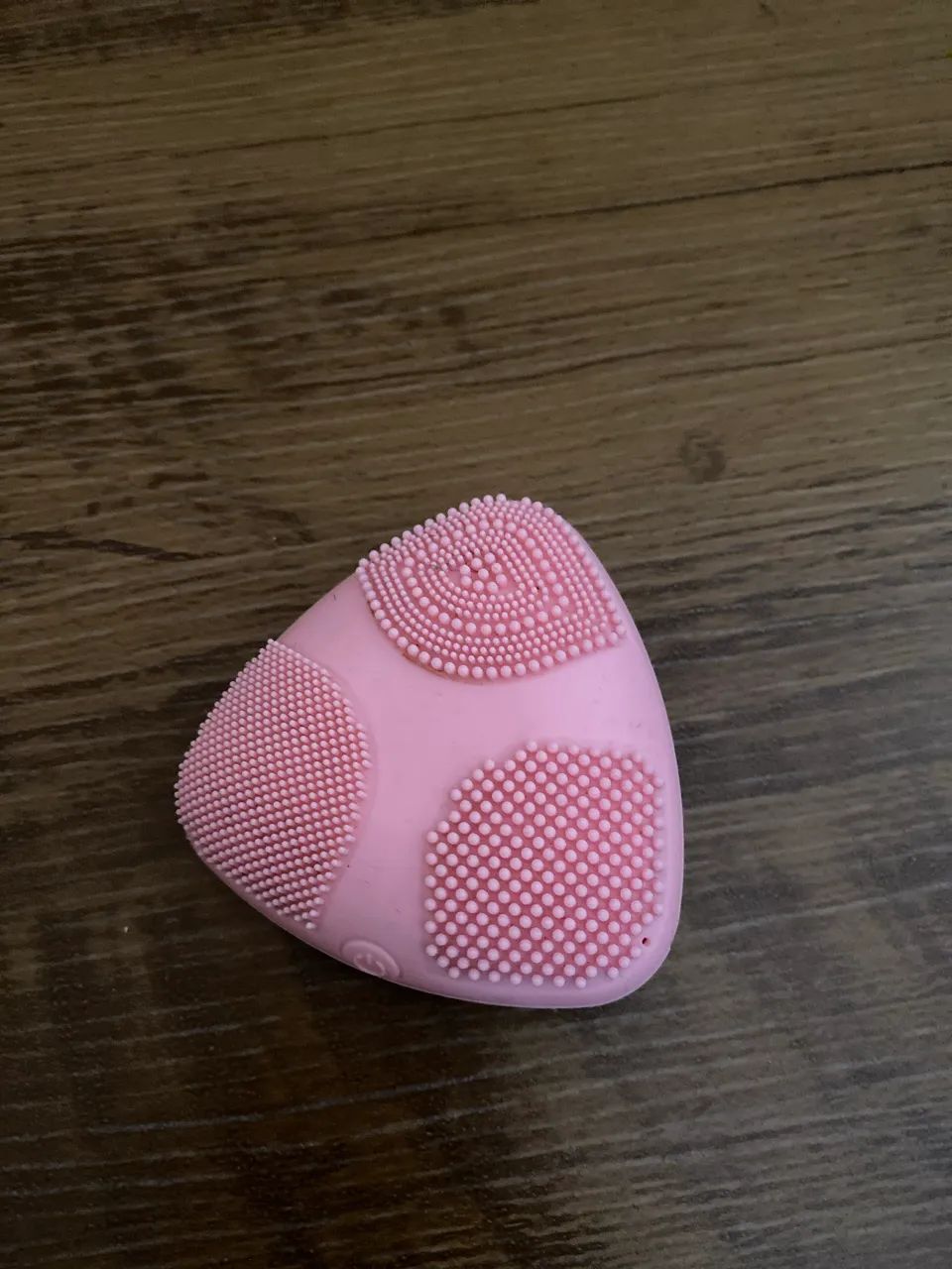 Massageador facial em silicone funciona com pilhas palito 