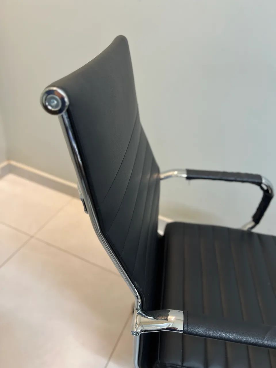 Cadeira De Escritório Presidente Ergonômica Base Cromada Giratória - Foto 5