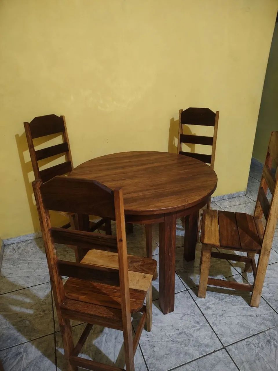Mesa de madeira com 4 cadeiras 