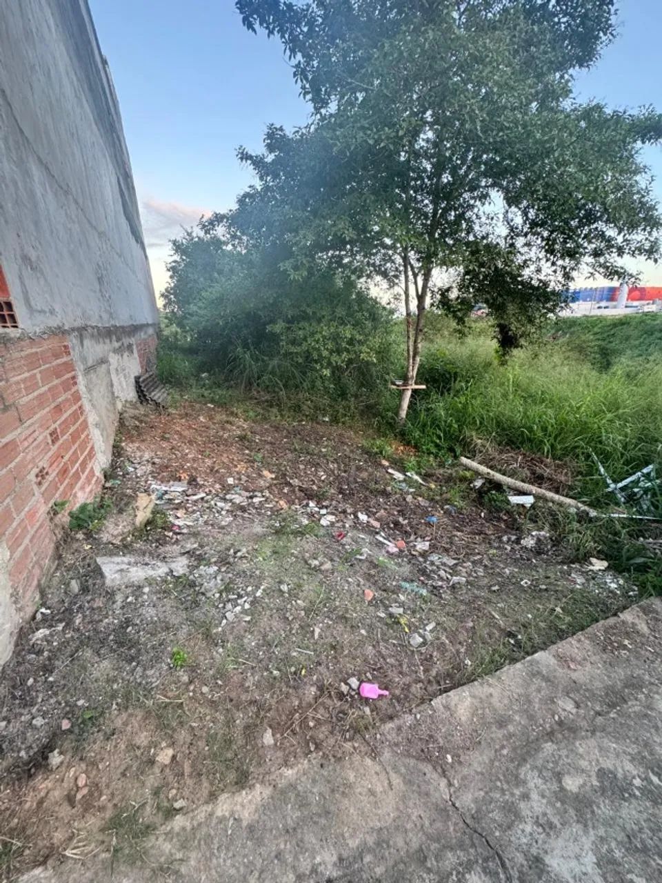 VENDE-SE CHÃO DE CASA