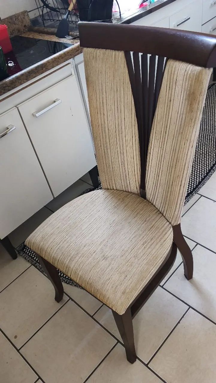 Vendo mesa com 5 cadeiras 