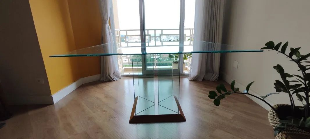 Mesa de vidro com base em madeira 8 Lugares - elegante, moderna e imponente - Foto 4