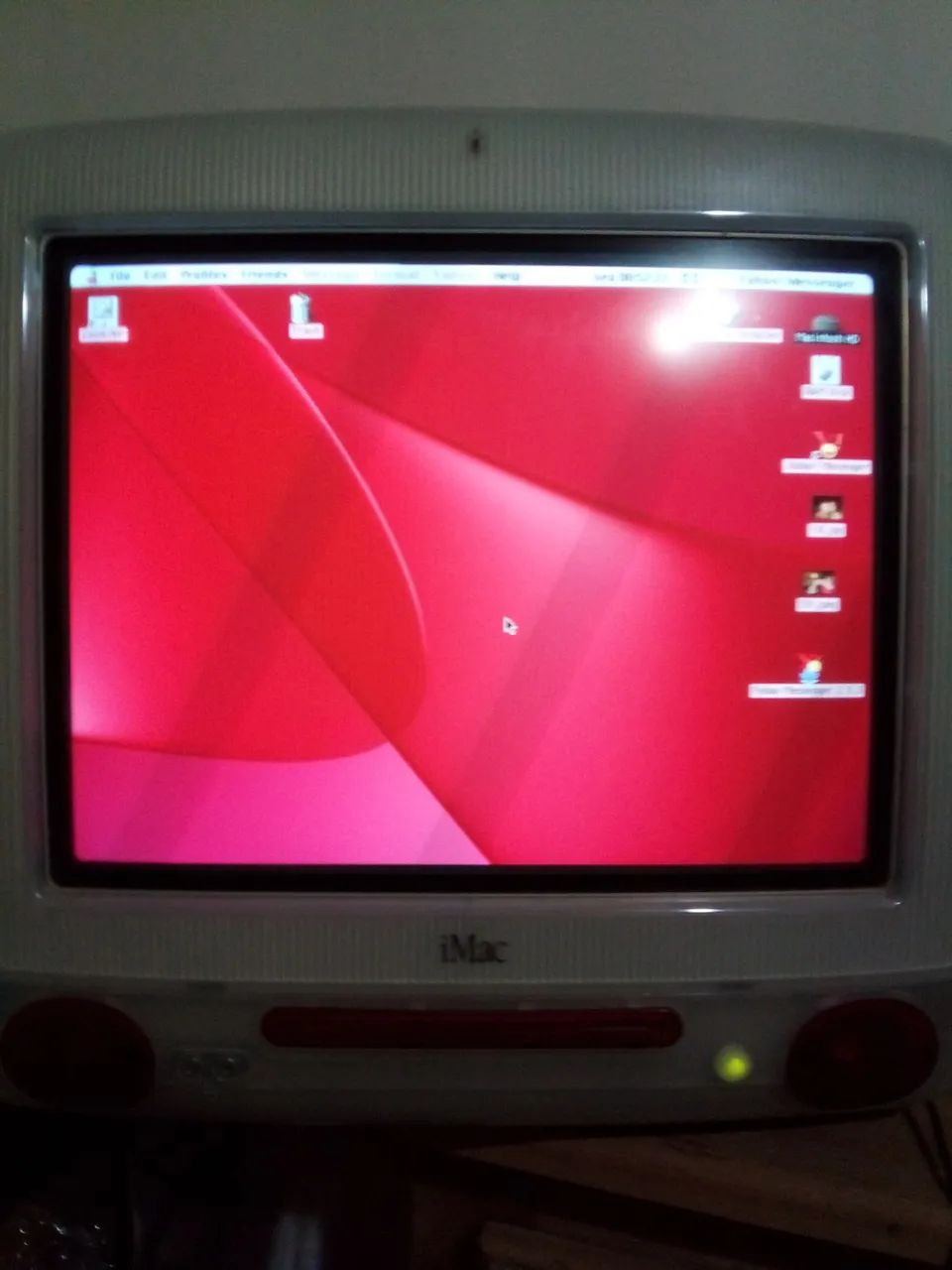 Computador Apple G3 funcionando normalmente.