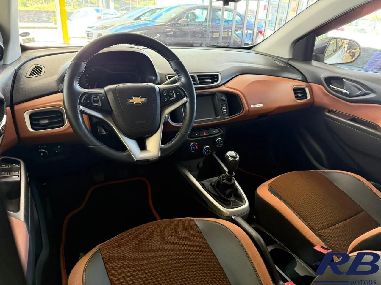 Chevrolet Onix Activ 1.4 8V Flex Mec. 4P 2017 - Foto 2