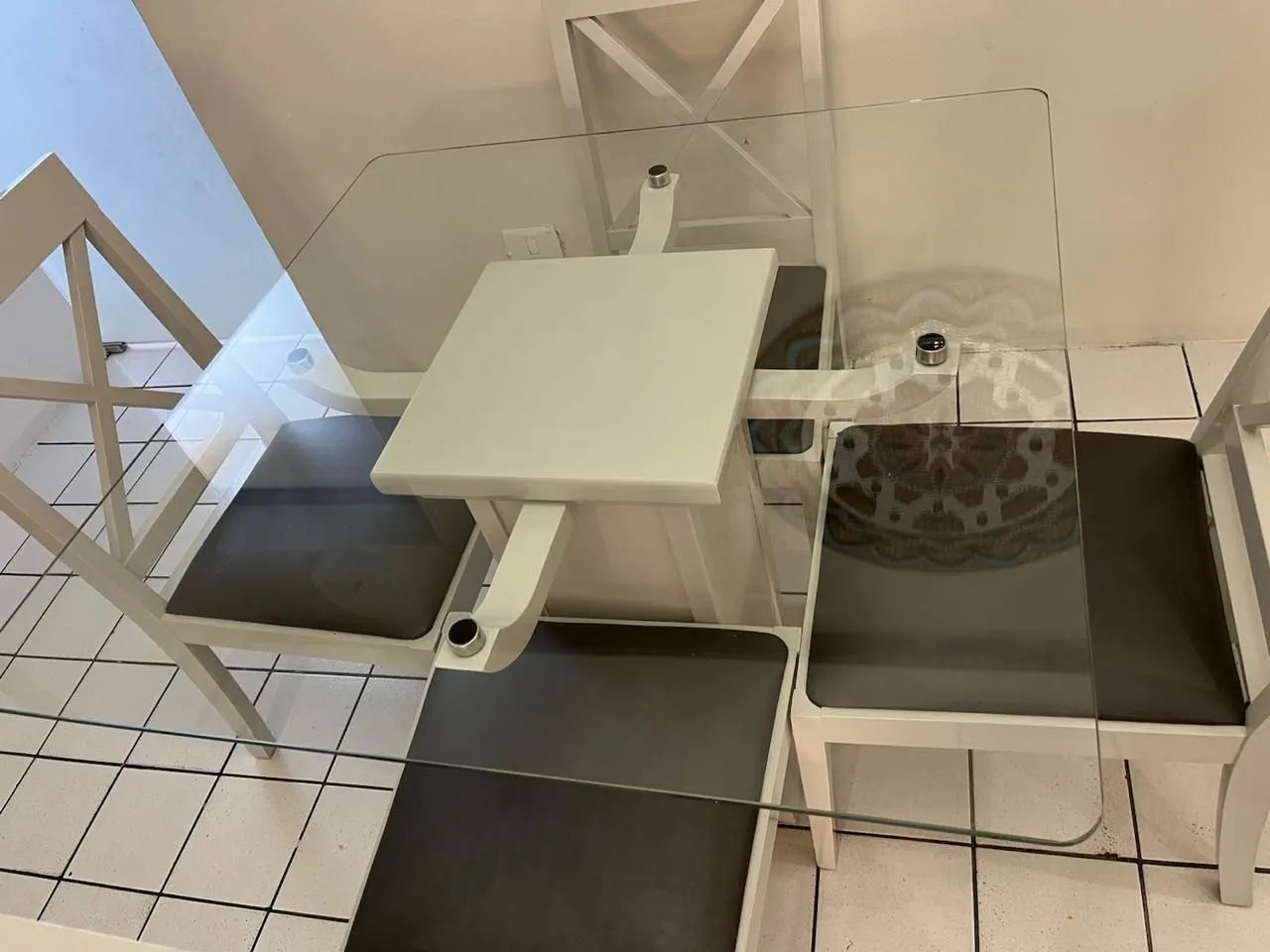 Mesa de madeira com tampo de vidro - Foto 4