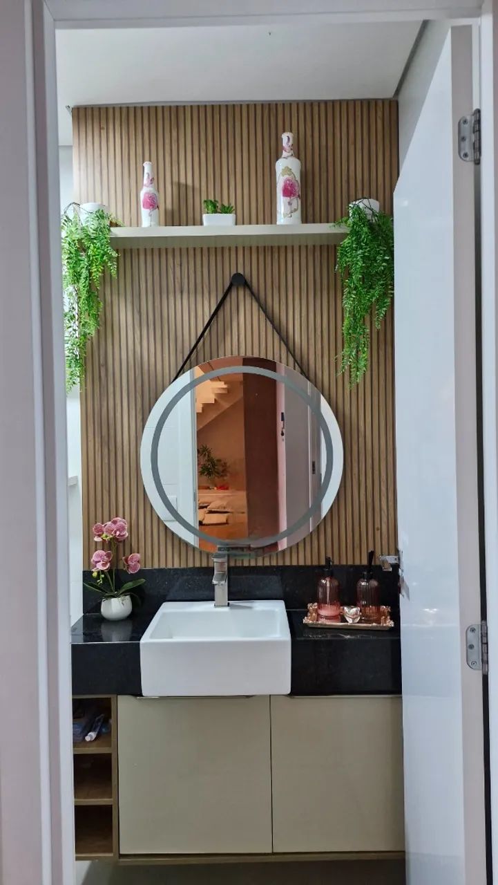 Painel de parede com prateleira