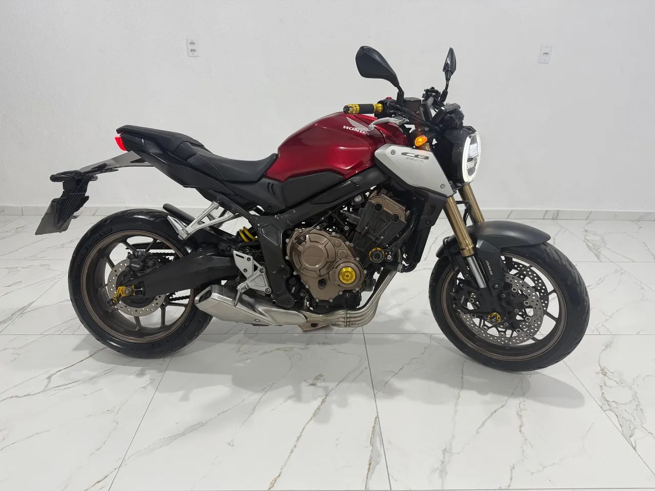 CB 650R ano 2022 EXTRA!