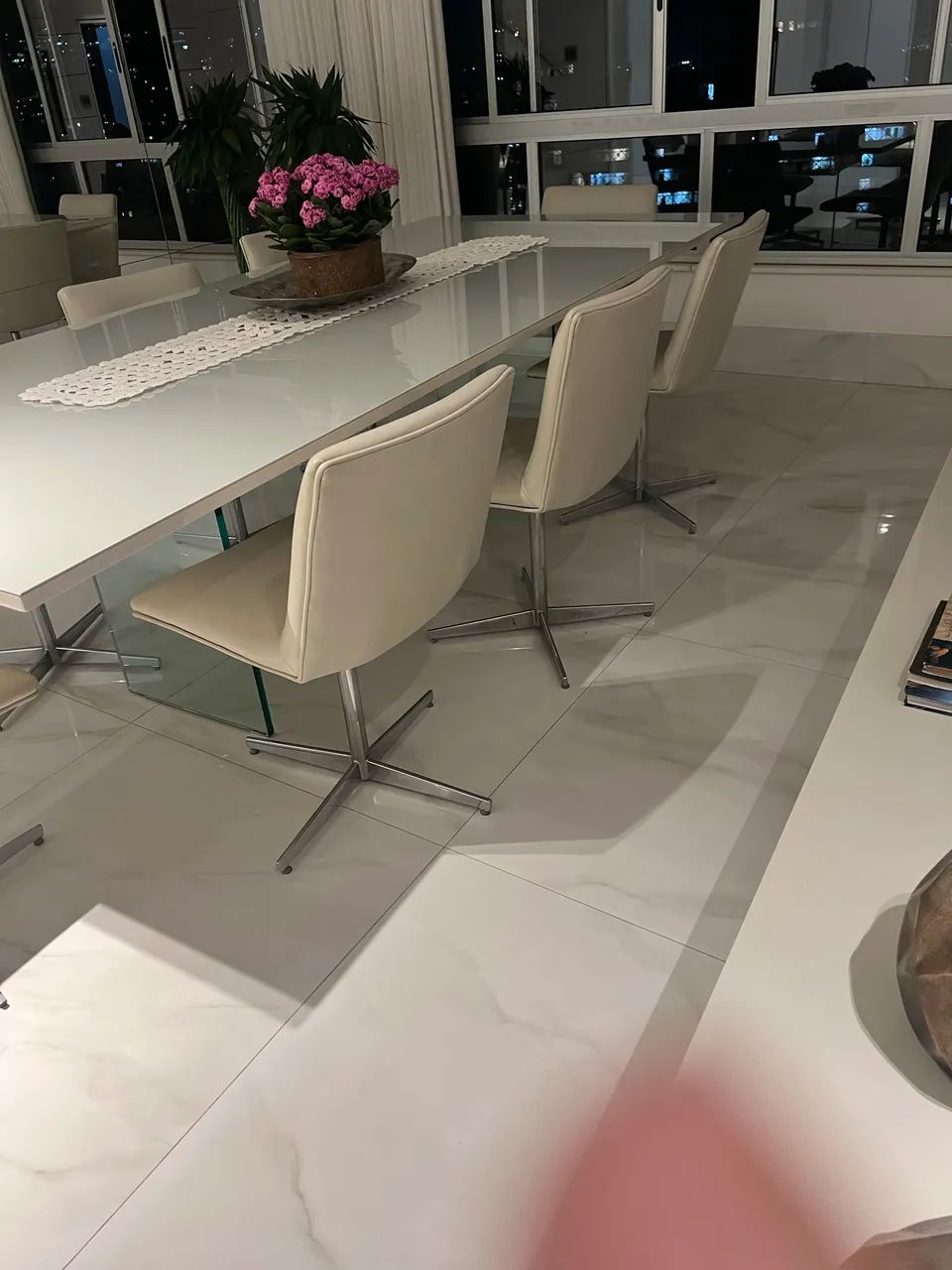 Vendo 8 cadeiras de sala de jantar em couro - Foto 2