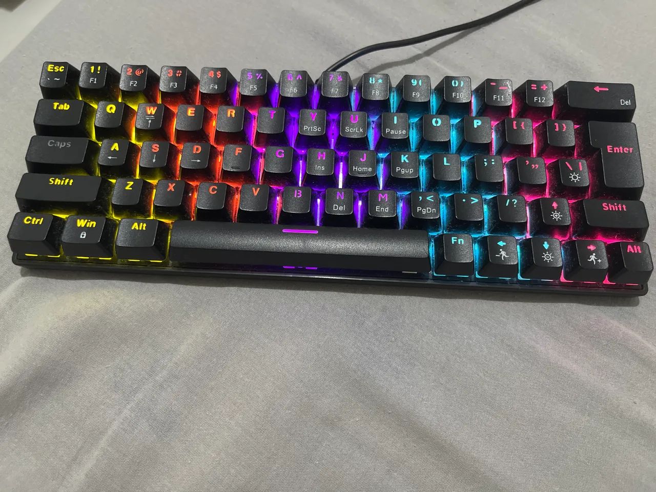 Teclado 60% led cabo USB tudo funcionando normalmente menos a led do caps