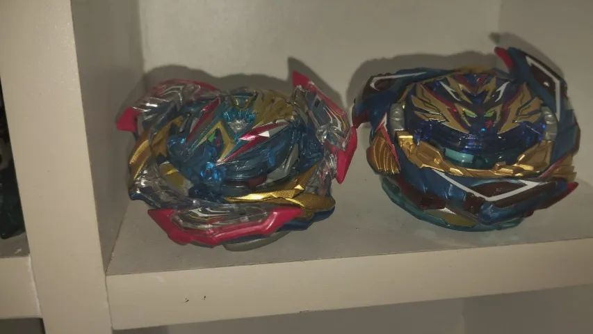 LOT BEYBLADES TAKARA TOMY: QUASE TODAS AS EVOLUÇÕES DA BEYBLADE VALQUÍRIA. tbm vendo separ - Foto 6