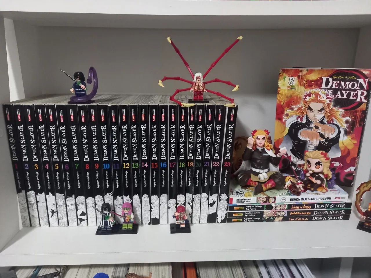 Demon slayer coleção (1-23, 3 novels e academy. Bonecos incluídos)