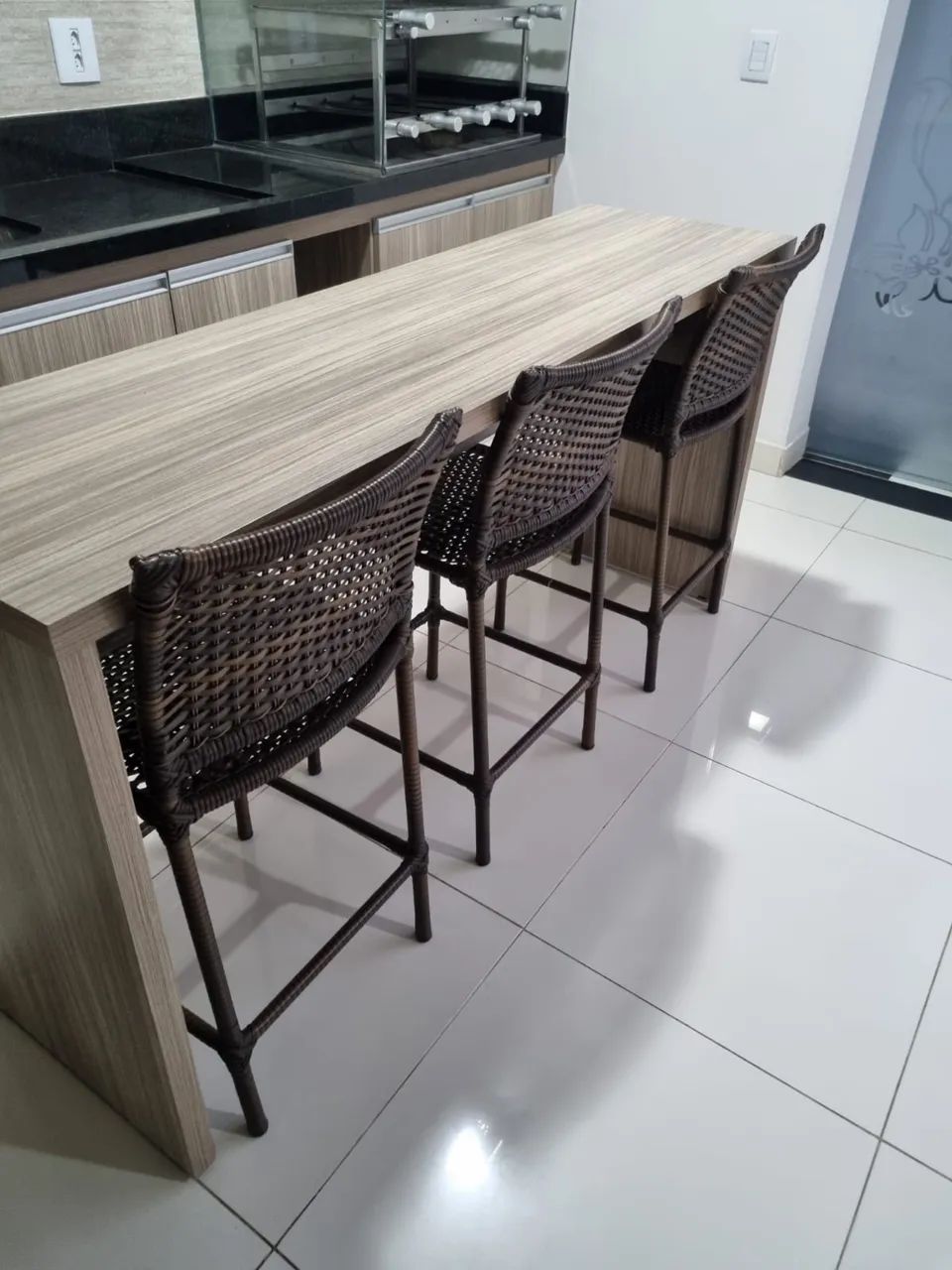 Mesa de jantar de vidro e fibra, com 6 cadeiras e 3 cadeiras altas - Foto 3