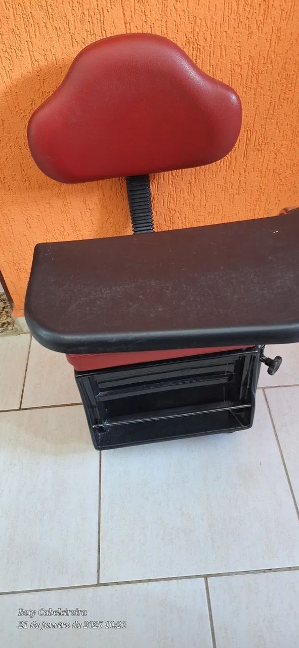 Cadeira de manicure com mesa auxiliar  - Foto 2