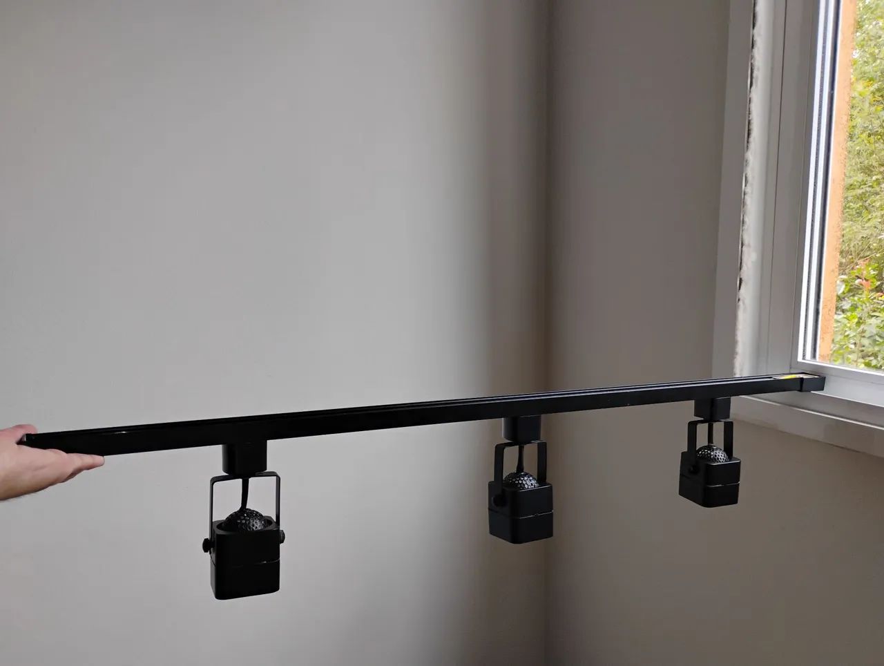 Trilho com 3 spots de luz 