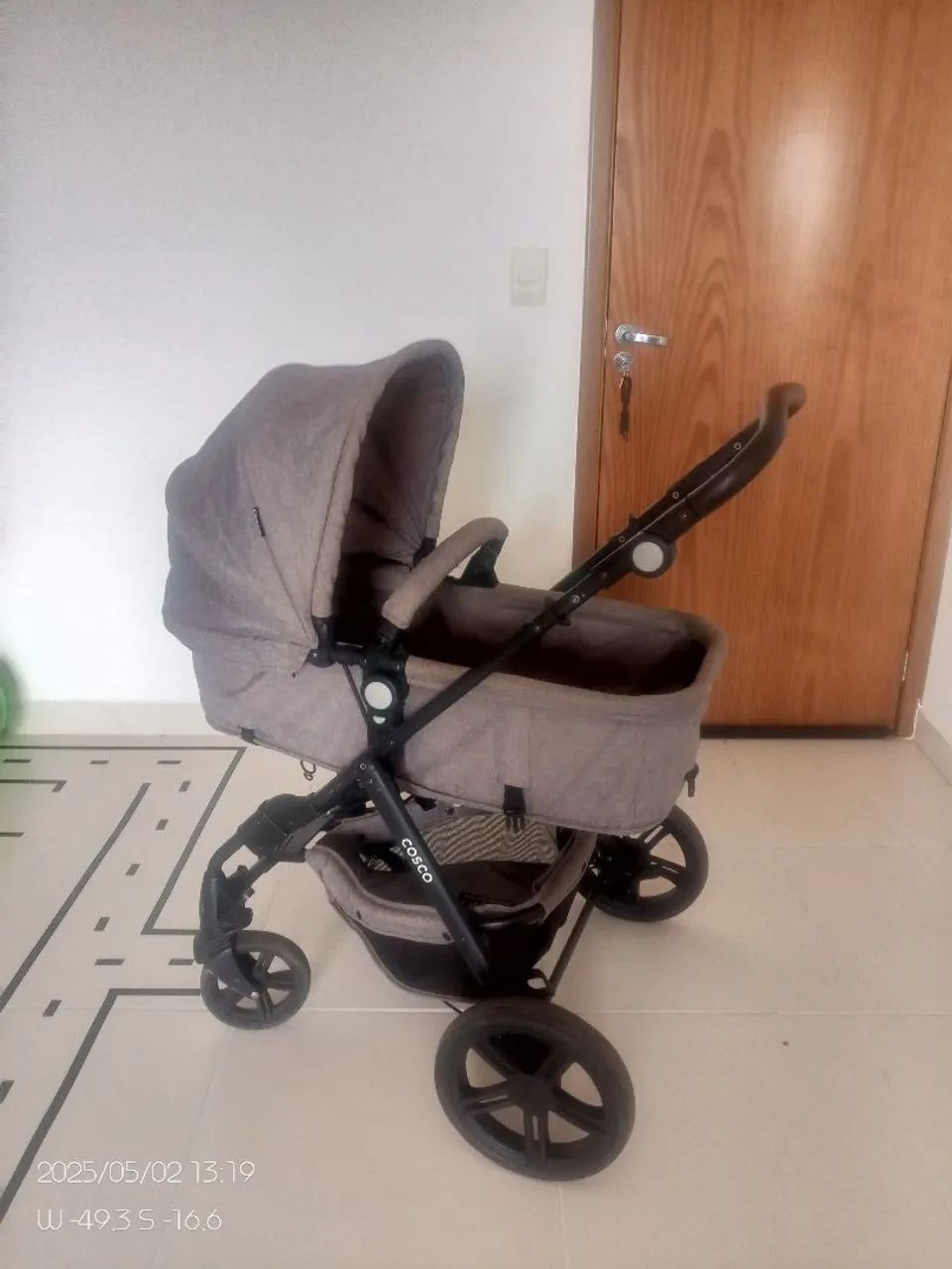 Carrinho de bebê e bebê conforto 