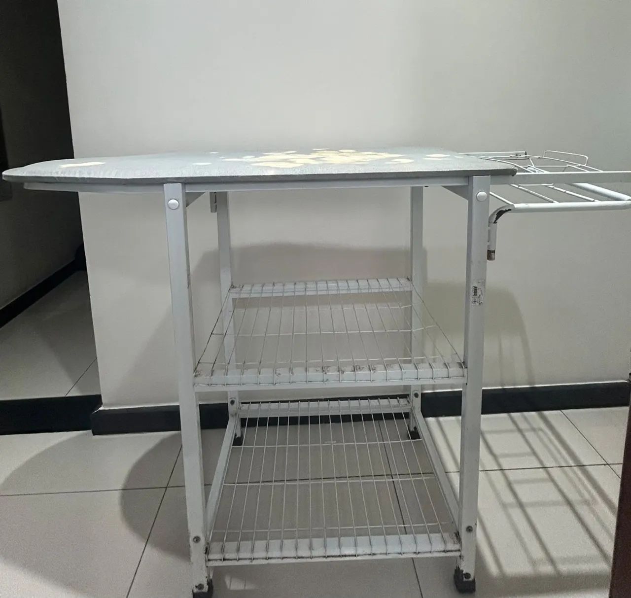Mesa de passar roupa com suporte e prateleiras - Foto 3