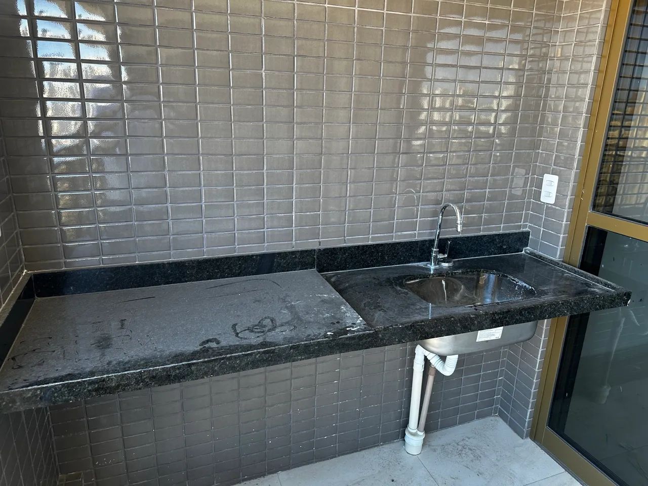 Bancada de 2.20 em granito verde Ubatuba com pia inox brilhoso Docol  