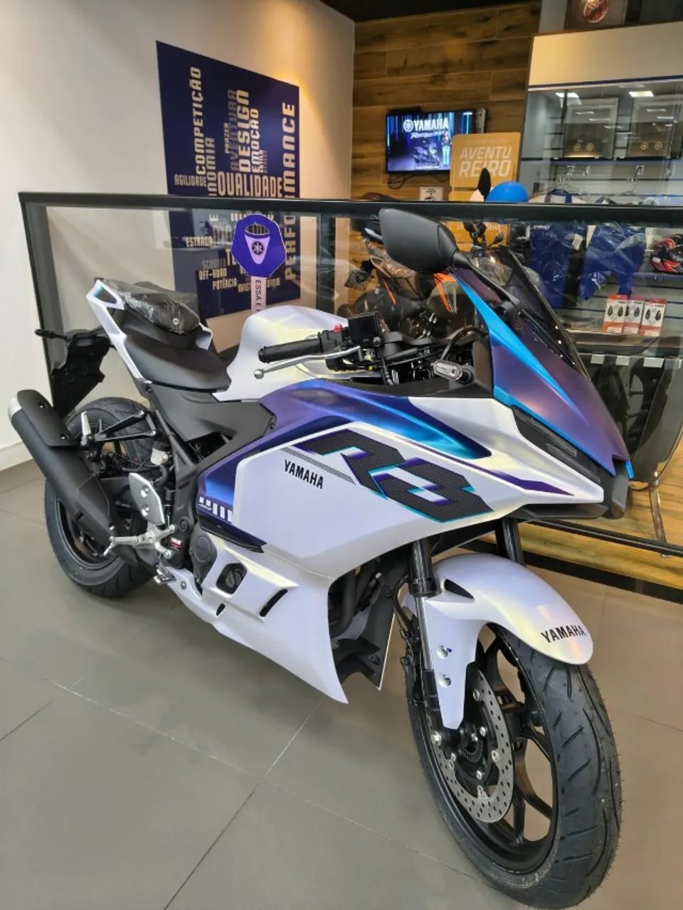 YAMAHA R3  LEANDRO