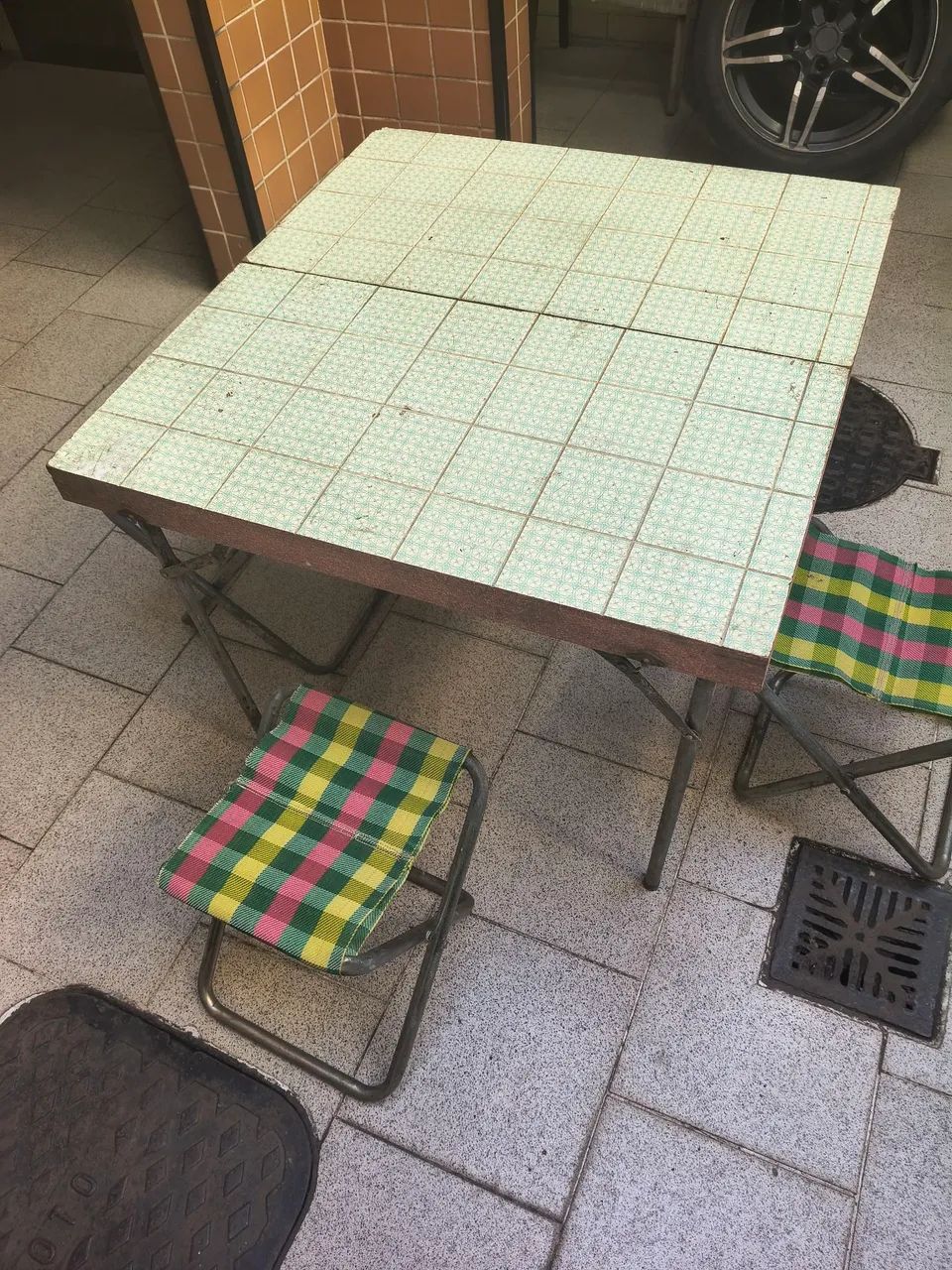 Mesa de camping dobrável com quatro bancos  - Foto 3