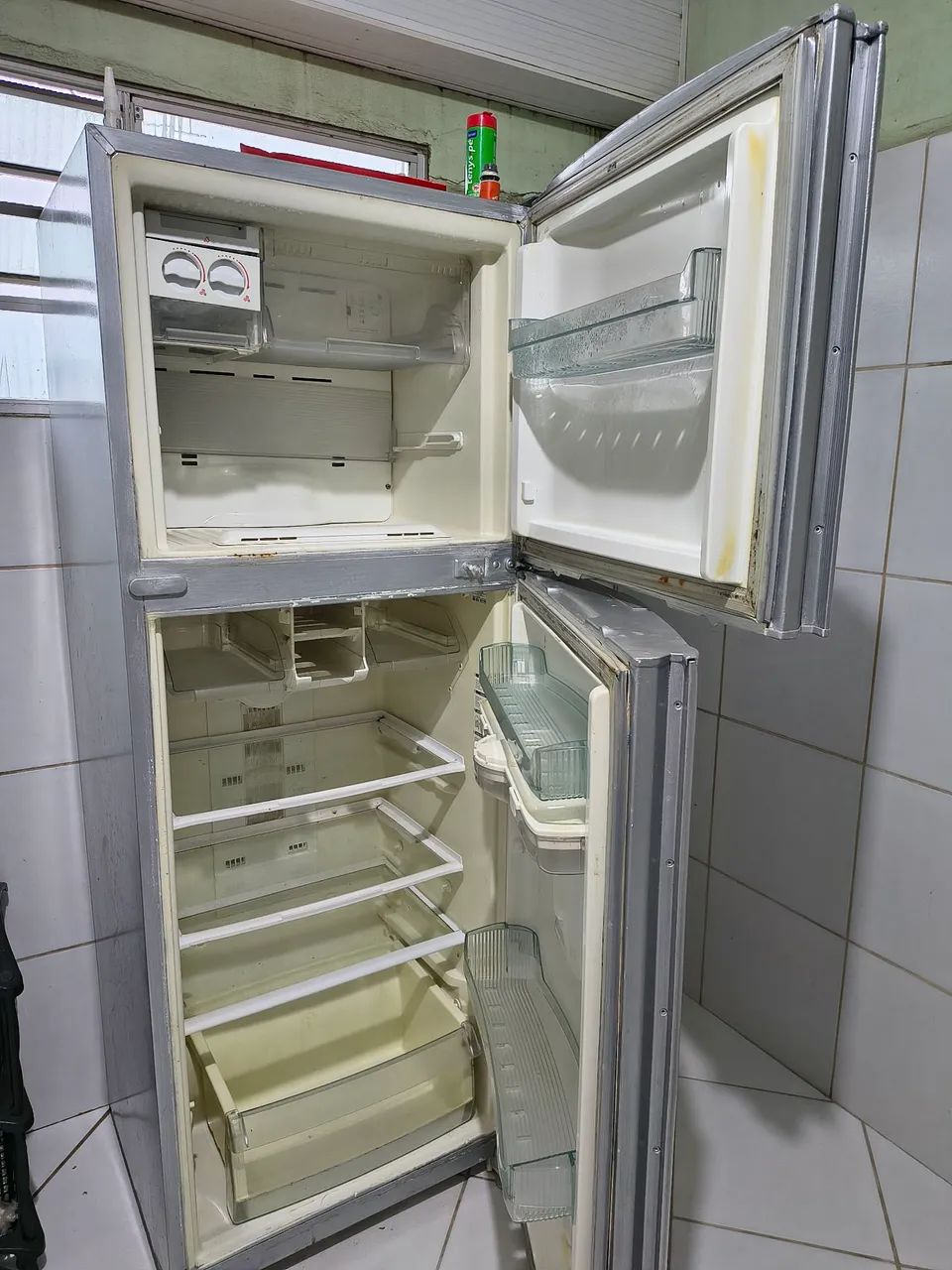 Geladeira e balcão de cozinha com pia 